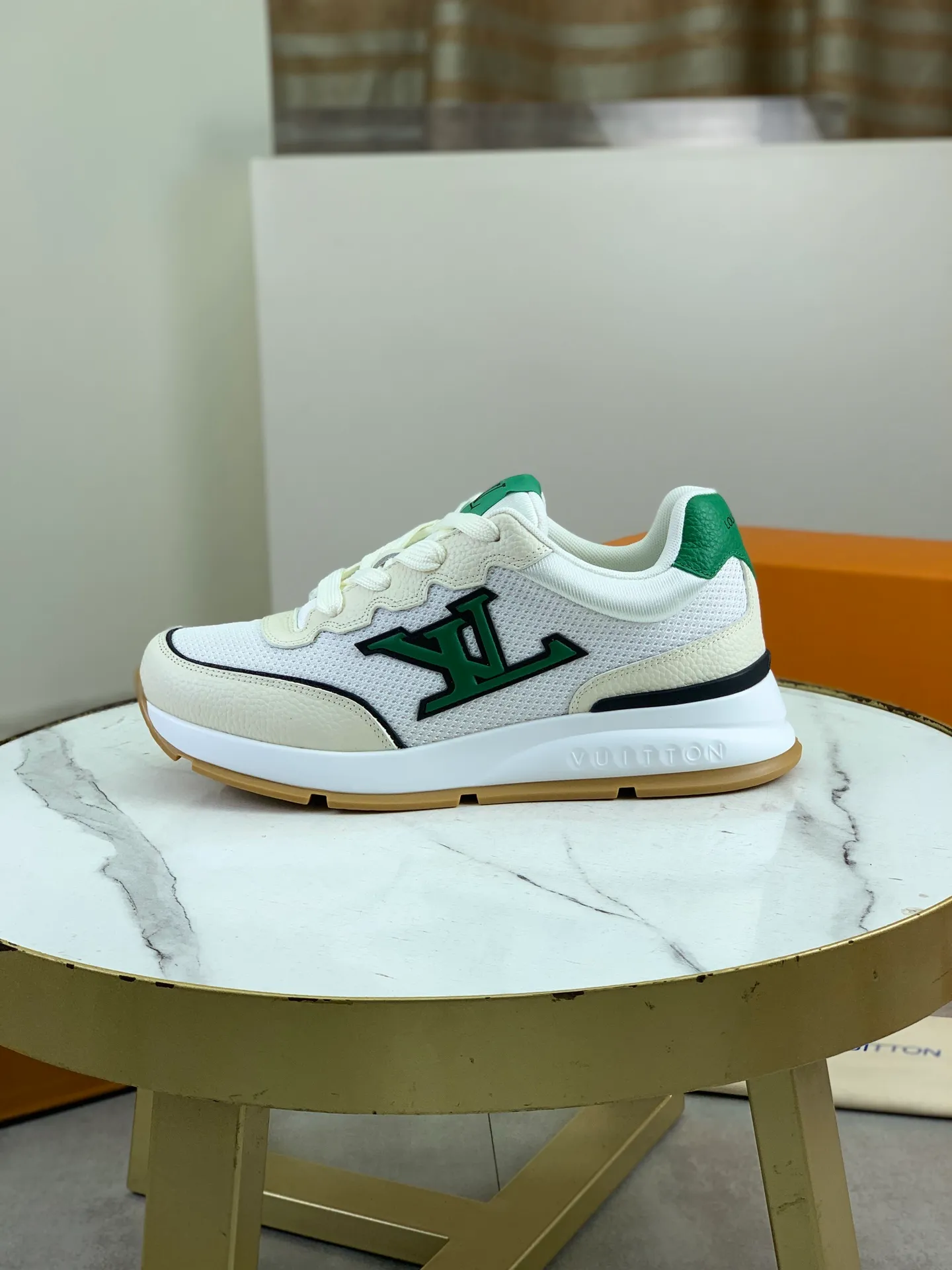 Factory price P700 💶 Top version [LOUIS VUITTON] Couple 🧑‍🤝‍🧑 Craftsman style Counter series (original order) New style 🍀LV Louis Vuitton - top version LV classic high-top trendy shoes! Made of imported original craft calfskin, original breathable lining, and original wear-resistant, lightweight, high-end TPU outsole! High quality products! 4️⃣ colors available, size: female 35-39, male 39-44 (female 40, male 45 46 customized)